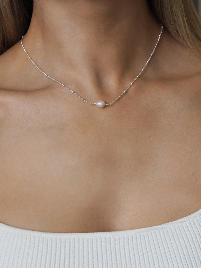 MADIE. Collier en argent sterling avec perles d’eau douce