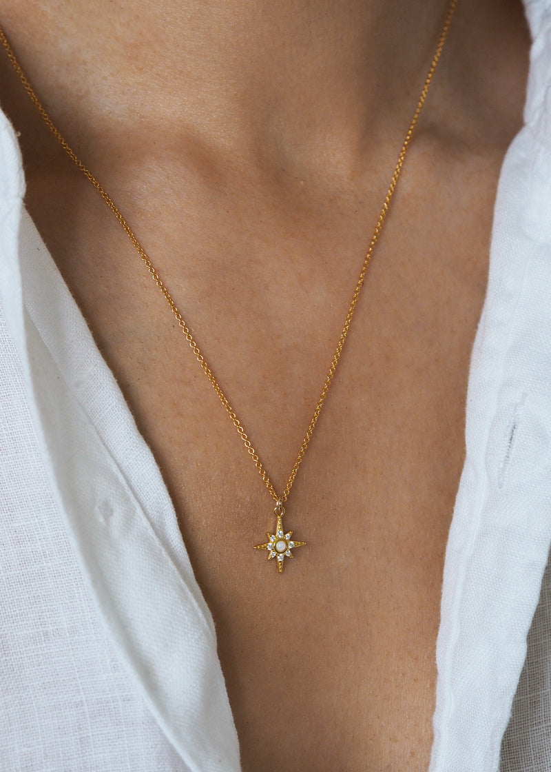 LULIA. Collier pendentif étoile opale dorée 