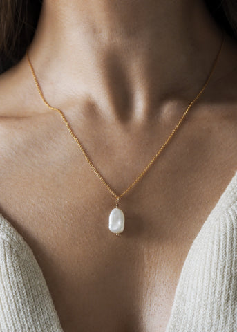 ELISA. Gold Pearl Necklace