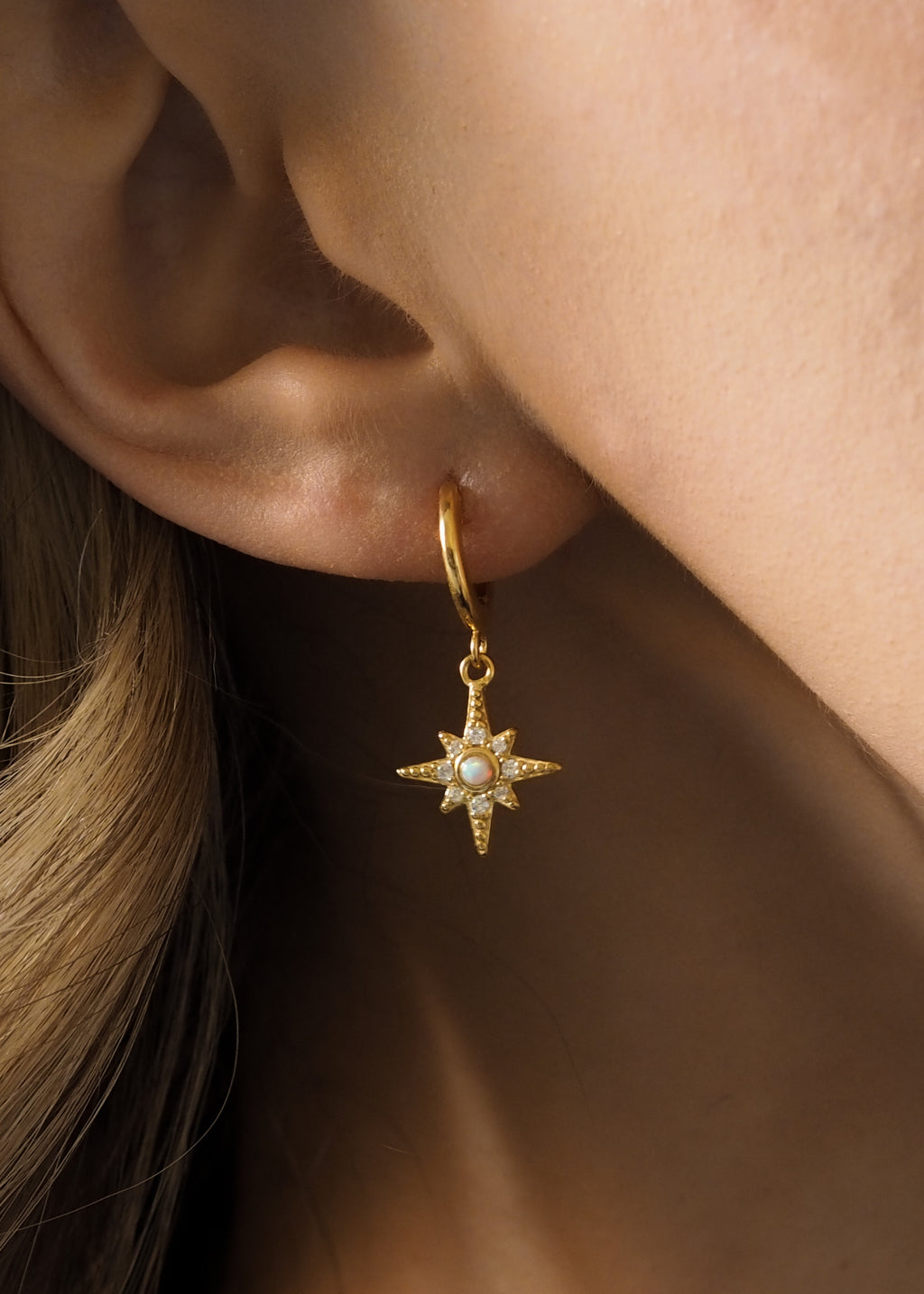 LULIA. Boucles d'oreilles créoles étoile opale dorée
