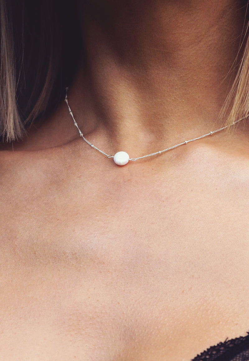 LENA. Halskette aus Sterlingsilber mit weißem Opal