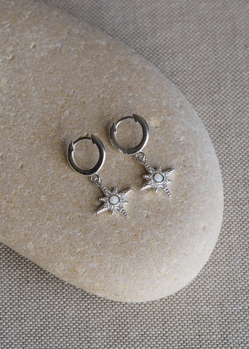 LULIA. Boucles d'oreilles créoles étoile opale en argent sterling