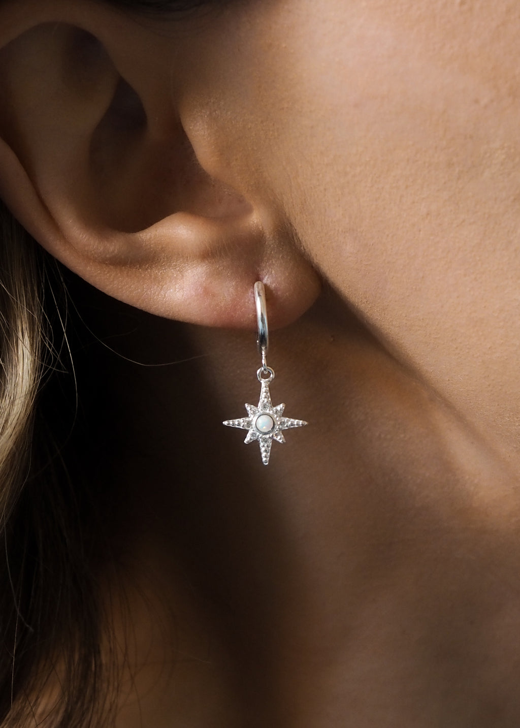 LULIA. Boucles d'oreilles créoles étoile opale en argent sterling
